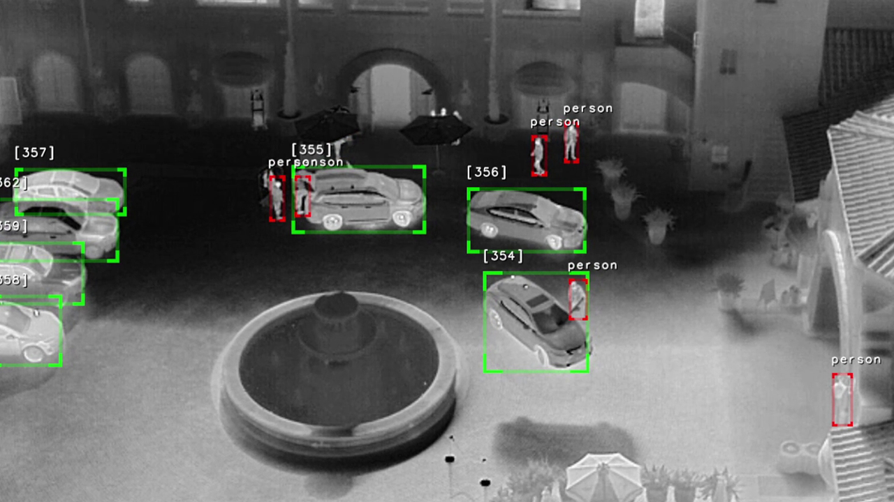 Immagine termica aerea con riquadri ed etichette di delimitazione