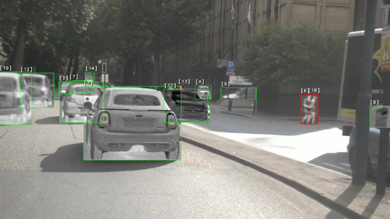 Immagine termica per il settore automobilistico con riquadri ed etichette di delimitazione